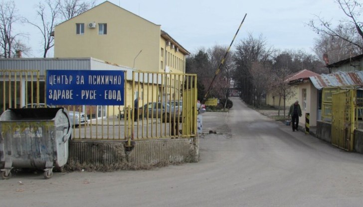 Частично изгнили дървени греди застрашават целостта на покривната конструкция Частично изгнили дървени греди застрашават целостта на покривната конструкция