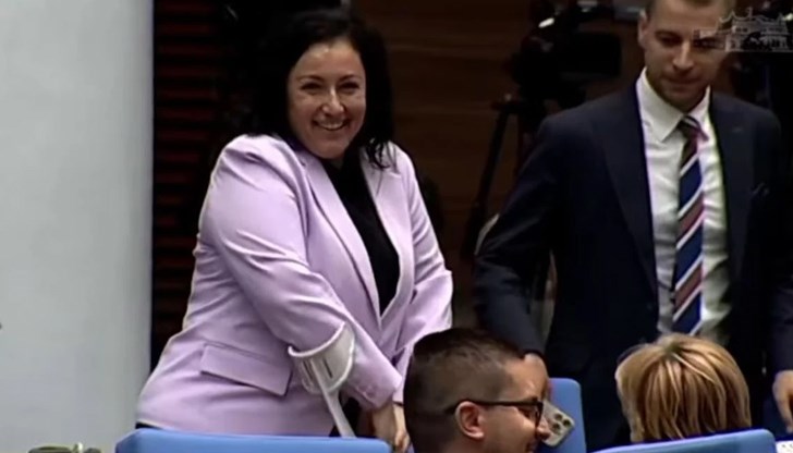 Депутатката от ГЕРБ получи аплодисменти в пленарната зала Депутатката от ГЕРБ получи аплодисменти в пленарната зала