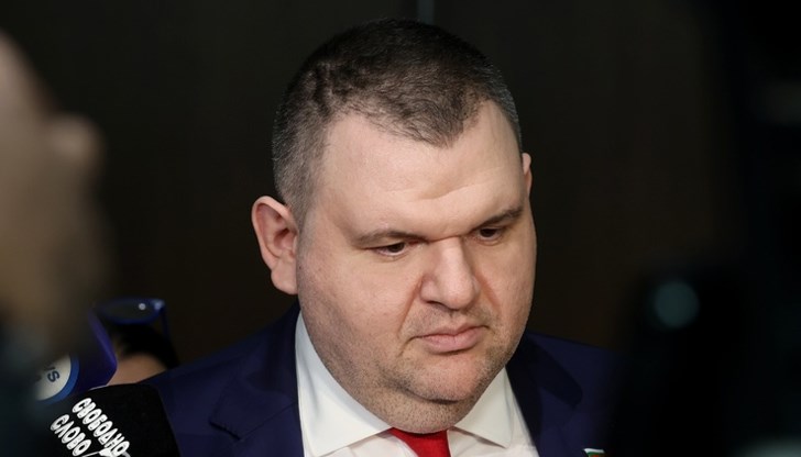 Пеевски застава зад управляващите при условие за ефективност Пеевски застава зад управляващите при условие за ефективност