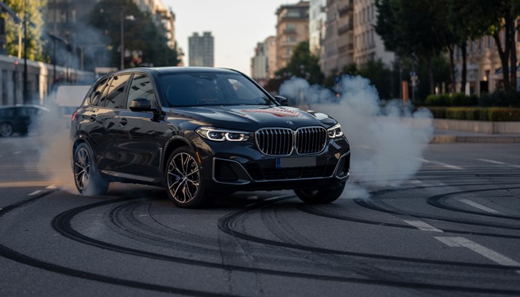 Фирмен автомобил е използван за каскади по улиците на града Фирмен автомобил е използван за каскади по улиците на града