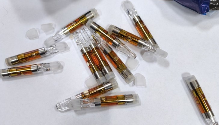 Криминалисти откриха 12 стъклени пълнителя тип "вейп", съдържащи канабиноиди при специализирана операция Криминалисти откриха 12 стъклени пълнителя тип "вейп", съдържащи канабиноиди при специализирана операция