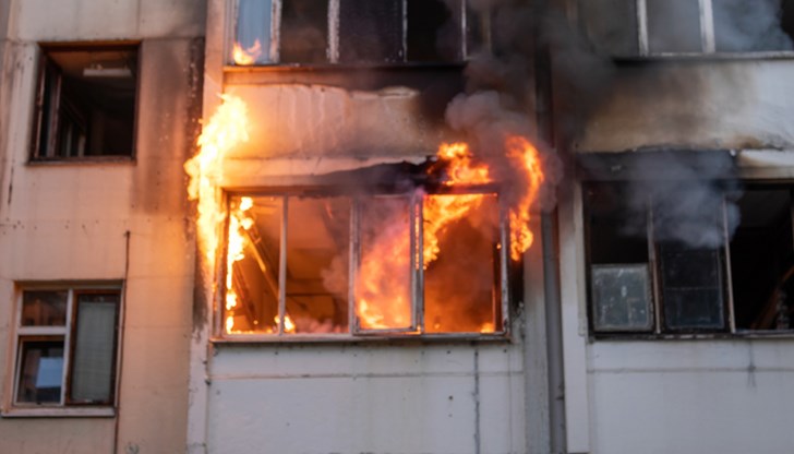 Пожарът е овладян без да се налага евакуация на съседите Пожарът е овладян без да се налага евакуация на съседите