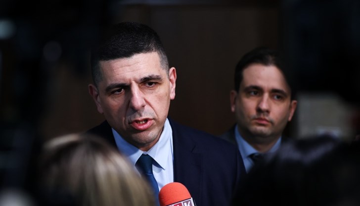 Пеевски е инсталирал собствената си операционна система на платформата на ГЕРБ Пеевски е инсталирал собствената си операционна система на платформата на ГЕРБ