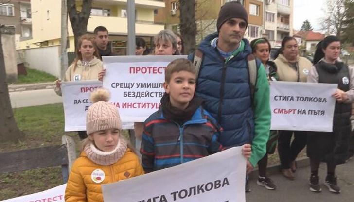 След години отлагани ремонти, търпението на местните жители се изчерпа След години отлагани ремонти, търпението на местните жители се изчерпа