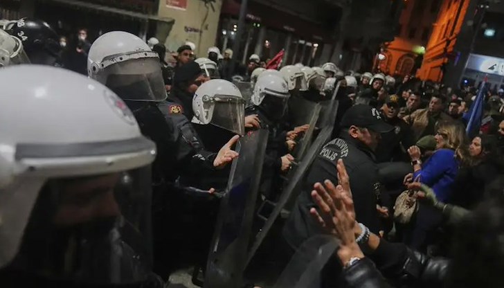 Опозицията в Турция излезе на протест въпреки забраната на властите Опозицията в Турция излезе на протест въпреки забраната на властите