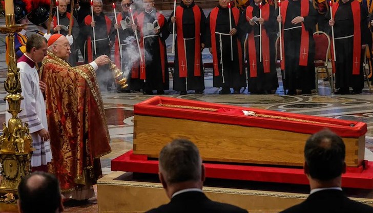 Светът се подготвя за мащабно погребение на духовния лидер този уикенд Светът се подготвя за мащабно погребение на духовния лидер този уикенд