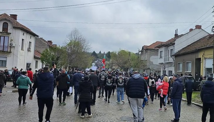 Протестиращите настояват за справедливост след смъртта на 12-годишната Сияна Протестиращите настояват за справедливост след смъртта на 12-годишната Сияна