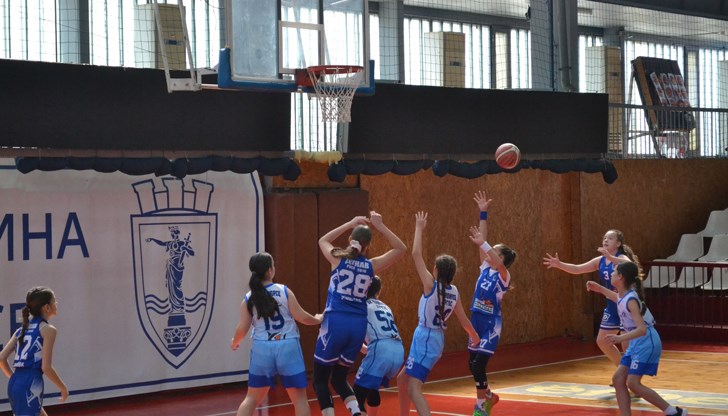 Русенските баскетболисти се борят за призови места във всички възрастови групи Русенските баскетболисти се борят за призови места във всички възрастови групи