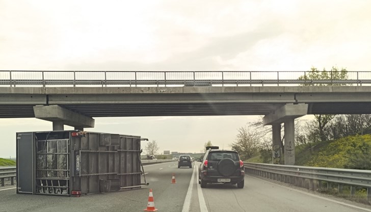 Тежкотоварен автомобил разпиля товара си на пътното платно в посока Бургас Тежкотоварен автомобил разпиля товара си на пътното платно в посока Бургас