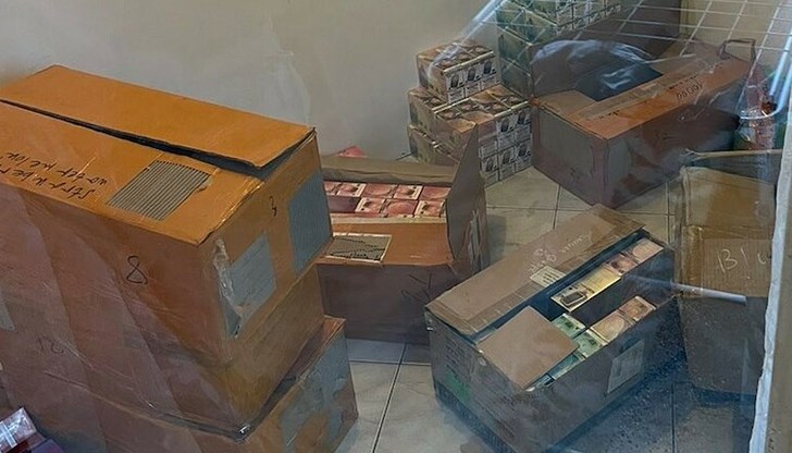 Контрабандните стоки били укрити в тайник зад гипсокартон Контрабандните стоки били укрити в тайник зад гипсокартон