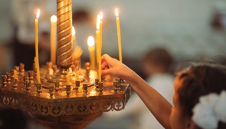 Жените отправят молитви за щастлив брак и защита на семейството Жените отправят молитви за щастлив брак и защита на семейството