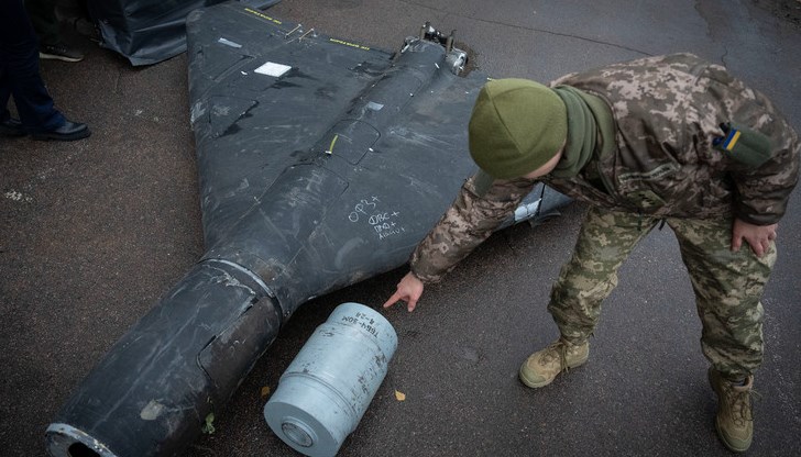 Украински военнослужещ оглежда свален руски дрон Украински военнослужещ оглежда свален руски дрон