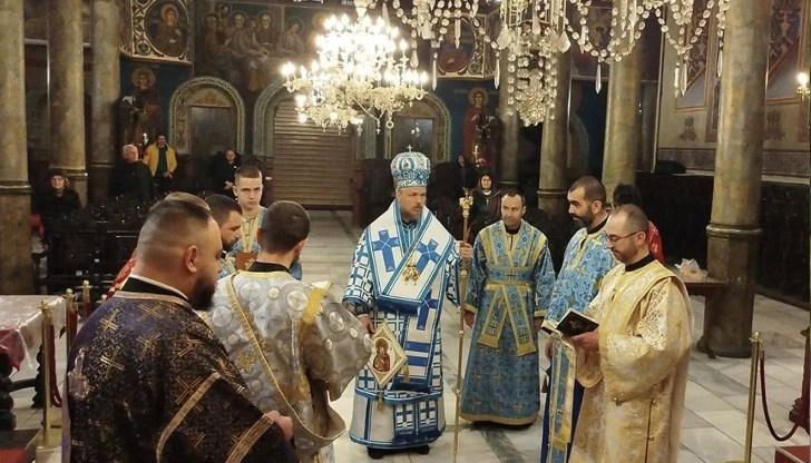 В храма "Света Троица" беше отслужена архиерейска света литургия В храма "Света Троица" беше отслужена архиерейска света литургия