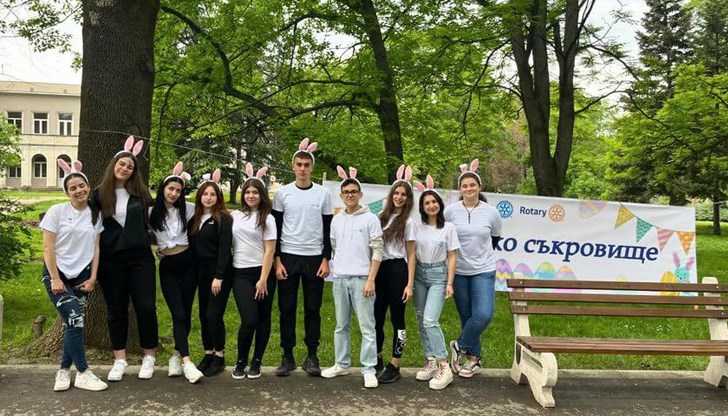 Русенските деца търсят великденски яйца с послание Русенските деца търсят великденски яйца с послание