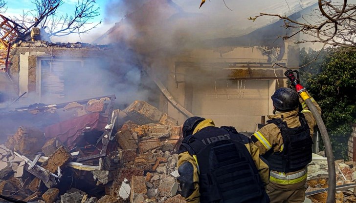 Спасителните екипи станаха мишена на втора вълна атаки, докато опечалени погребаха семейство с дете, убито при удара в Суми Спасителните екипи станаха мишена на втора вълна атаки, докато опечалени погребаха семейство с дете, убито при удара в Суми