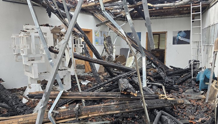 Училището се нуждае от военни палатки с конструкция или здрави платнища с големи размери Училището се нуждае от военни палатки с конструкция или здрави платнища с големи размери