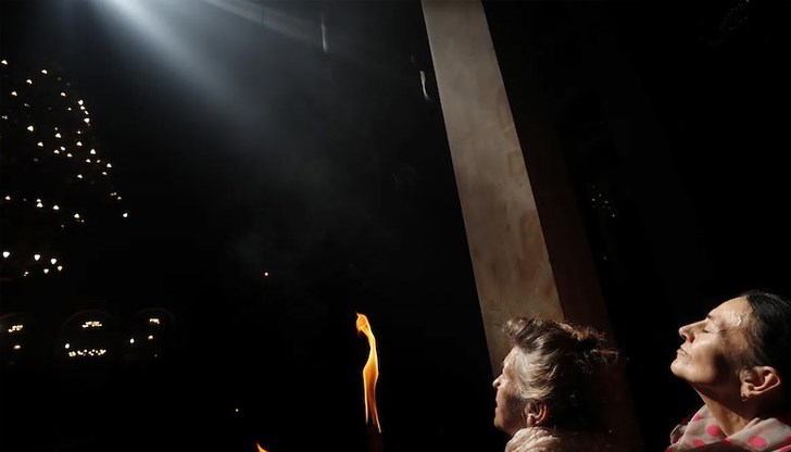 Огънят бе измолен от Йерусалимският Патриарх Теофил III Огънят бе измолен от Йерусалимският Патриарх Теофил III