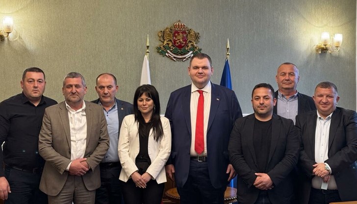 От централата на ДПС - Доган призоваха кметовете да подадат оставки от заеманите постове От централата на ДПС - Доган призоваха кметовете да подадат оставки от заеманите постове