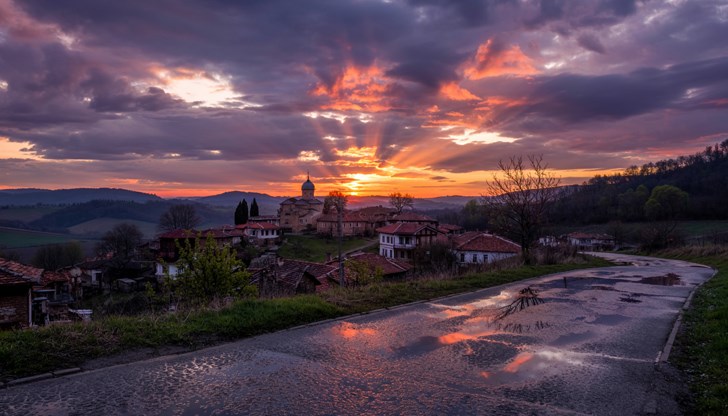 Дъждовете спират до вечерта на събота, неделя ще бъде предимно слънчево Дъждовете спират до вечерта на събота, неделя ще бъде предимно слънчево