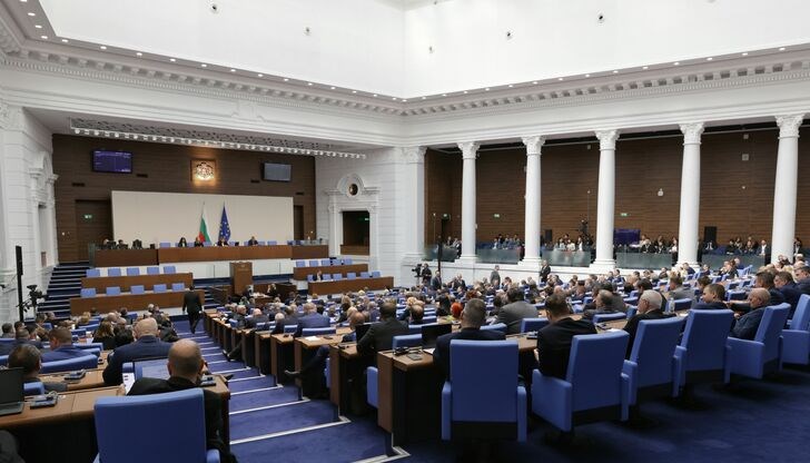 Депутатите ще гласуват в 14:30 часа след 4-часови дебати, предстоят и ключови изслушвания на министри Депутатите ще гласуват в 14:30 часа след 4-часови дебати, предстоят и ключови изслушвания на министри