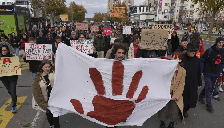 Младежите искат да накарат Европа да чуе гласа на протестиращите в Сърбия Младежите искат да накарат Европа да чуе гласа на протестиращите в Сърбия