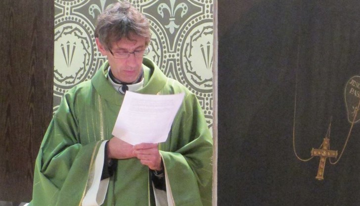 Католическият свещеник ще почете паметта на починалия понтифик с молитва по време на вечерната литургия Католическият свещеник ще почете паметта на починалия понтифик с молитва по време на вечерната литургия