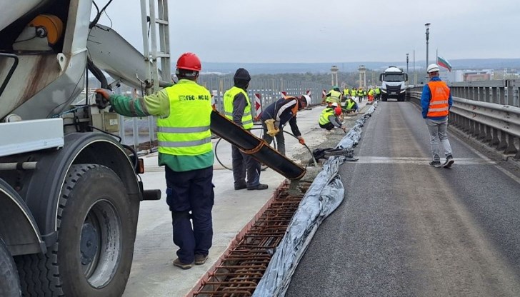 Строително-монтажните работи се извършват ежедневно без спиране на движението Строително-монтажните работи се извършват ежедневно без спиране на движението