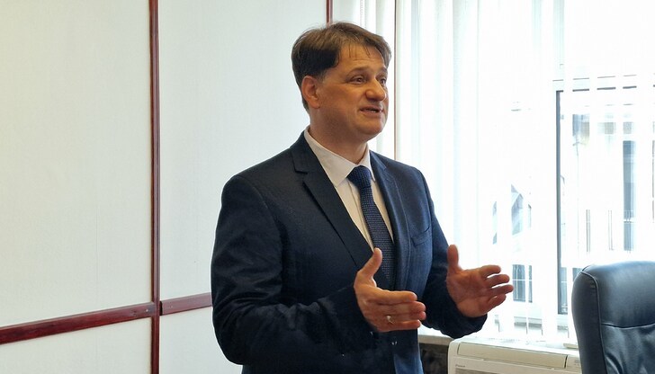 Мариан Бачев отчита напредък, но премълчава причините за натрупаните проблеми в културата Мариан Бачев отчита напредък, но премълчава причините за натрупаните проблеми в културата