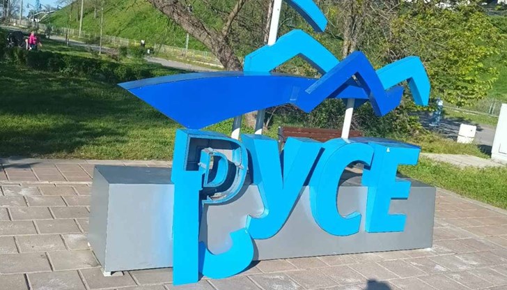 Камери са заснели вандалската проява, докато родителите им наблюдавали бездейно Камери са заснели вандалската проява, докато родителите им наблюдавали бездейно