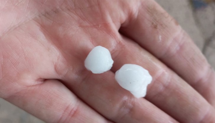 Метеоролозите предупреждават за интензивни гръмотевични бури и възможни градушки утре следобед Метеоролозите предупреждават за интензивни гръмотевични бури и възможни градушки утре следобед