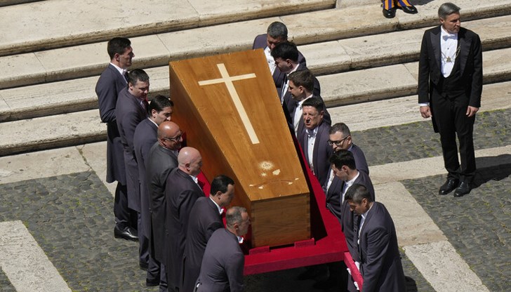 Светият отец бе положен в базиликата "Санта Мария Маджоре" след траурна церемония Светият отец бе положен в базиликата "Санта Мария Маджоре" след траурна церемония