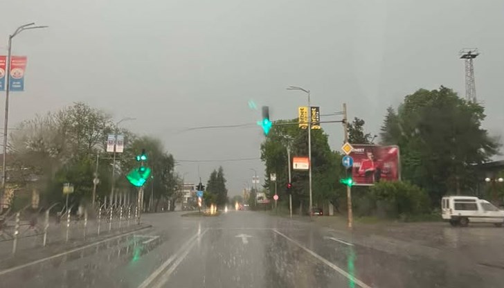 За по-малко от час паднаха 70 литра дъжд на квадратен метър За по-малко от час паднаха 70 литра дъжд на квадратен метър