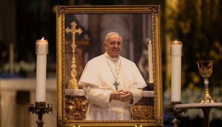Понтификът е поискал скромно погребение без украса и с единствен надпис "Франциск" Понтификът е поискал скромно погребение без украса и с единствен надпис "Франциск"