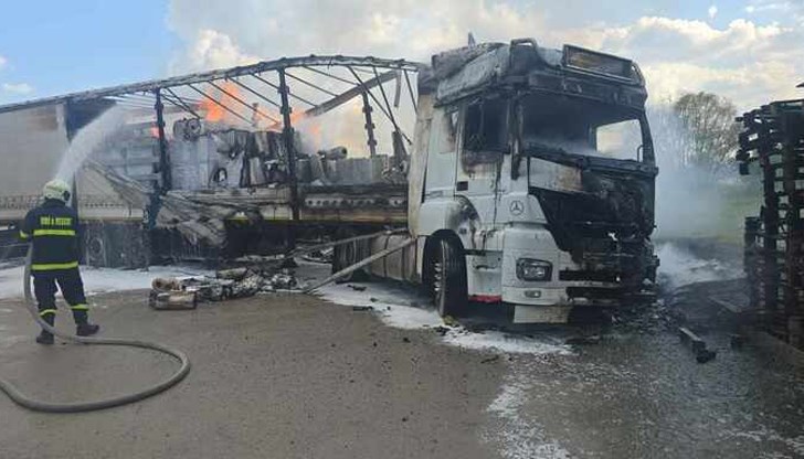 Огнеборците потушиха пламъците, които са засегнали и десетки дървени палети в близост до превозното средство Огнеборците потушиха пламъците, които са засегнали и десетки дървени палети в близост до превозното средство