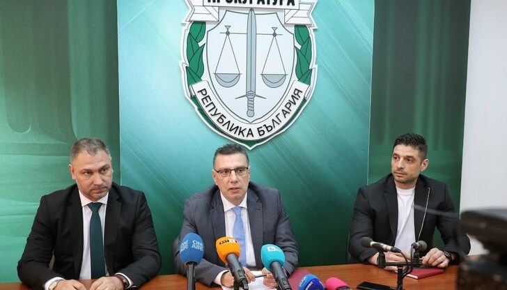 Двама поляци са арестувани в момент на производство, други двама се издирват с европейска заповед Двама поляци са арестувани в момент на производство, други двама се издирват с европейска заповед