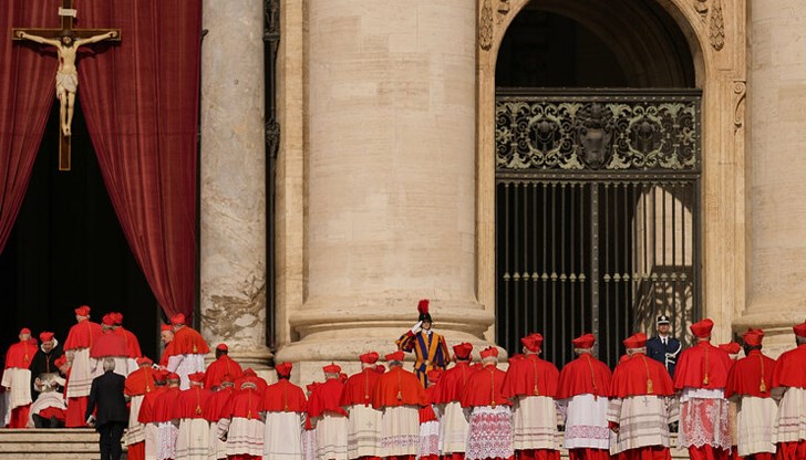 Висши духовници ще водят ежедневни траурни служби в памет на папата Висши духовници ще водят ежедневни траурни служби в памет на папата