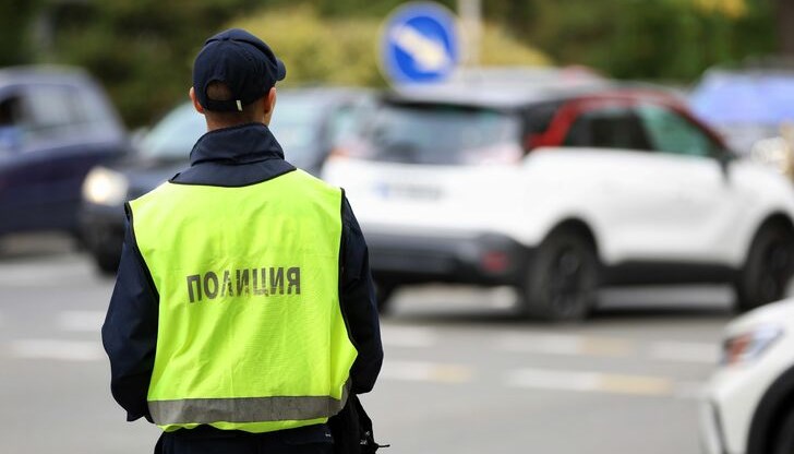 Даниел Митов предлага необозначени патрулки да дебнат агресивните шофьори Даниел Митов предлага необозначени патрулки да дебнат агресивните шофьори