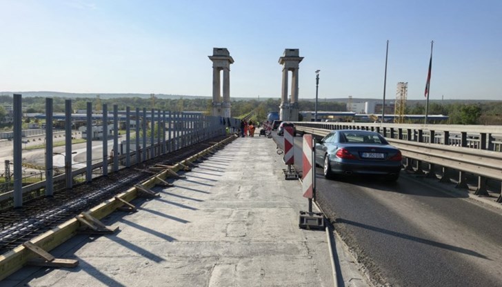 Шофьорите да планират повече време за преминаване на Дунав мост Шофьорите да планират повече време за преминаване на Дунав мост