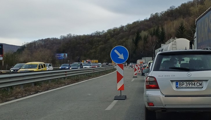 Движението се регулира от екип на "Пътна полиция" Движението се регулира от екип на "Пътна полиция"