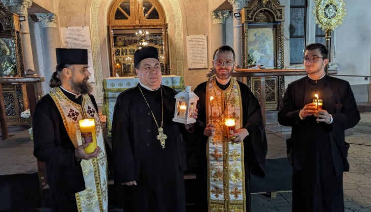 Свещеният огън от Йерусалим пристигна в Русе през Румъния Свещеният огън от Йерусалим пристигна в Русе през Румъния