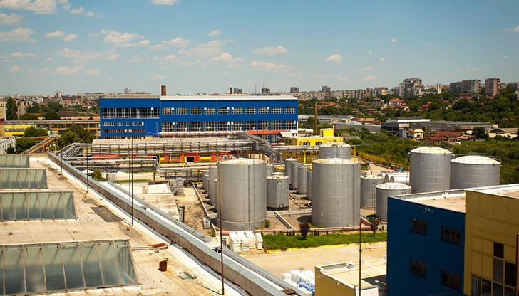 Компанията обжалва наложените глоби и наема независима фирма за проучване на миризмите в района Компанията обжалва наложените глоби и наема независима фирма за проучване на миризмите в района