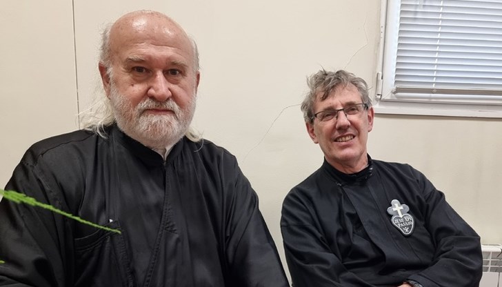 Когато празнуваме заедно Възкресение Христово, е по-радостно, казват отец Стефан и отец Валтер Когато празнуваме заедно Възкресение Христово, е по-радостно, казват отец Стефан и отец Валтер