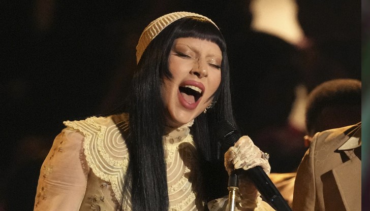 Изпълнителката: Поне знаете, че пея на живо! Изпълнителката: Поне знаете, че пея на живо!