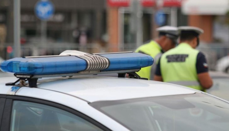 Мъжът се е движел с микробус с пуснати полицейски светлини, дори нямал шофьорска книжка Мъжът се е движел с микробус с пуснати полицейски светлини, дори нямал шофьорска книжка