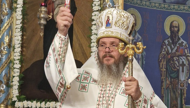 Христос чука на всяка врата и чака ние да му отворим Христос чука на всяка врата и чака ние да му отворим