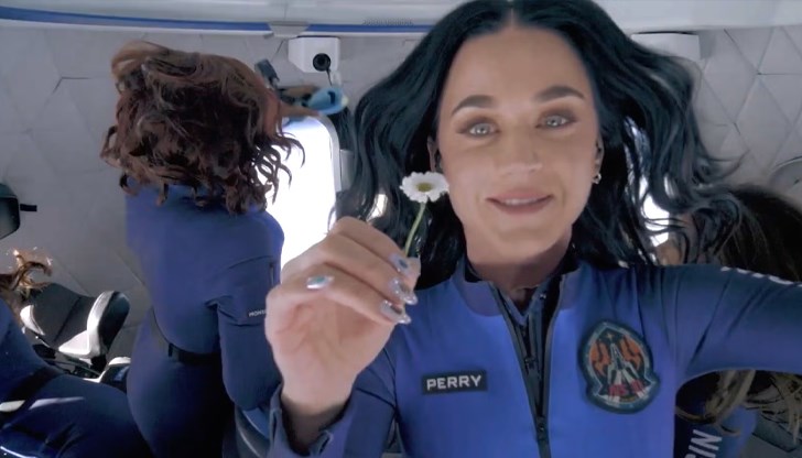 Певицата беше част от изцяло женски екипаж на суборбиталния полет на Blue Origin, който предизвика както възхищение, така и конспиративни теории Певицата беше част от изцяло женски екипаж на суборбиталния полет на Blue Origin, който предизвика както възхищение, така и конспиративни теории