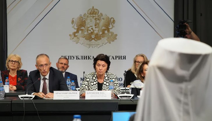 Родителите ще могат да избират между програма със или без конфесионално образование, обеща министърът Родителите ще могат да избират между програма със или без конфесионално образование, обеща министърът