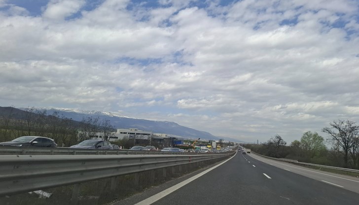 Колоната от автомобили се простира от двореца "Врана" до Нови хан Колоната от автомобили се простира от двореца "Врана" до Нови хан