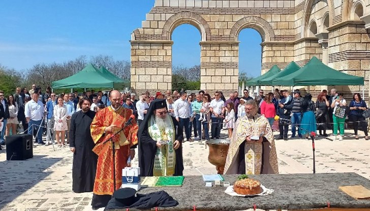 Единайсет младежи приемат християнската вяра в историческата Голяма базилика Единайсет младежи приемат християнската вяра в историческата Голяма базилика