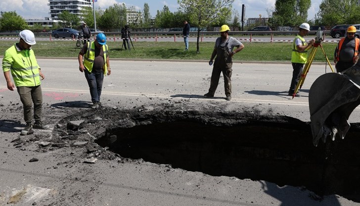 Поредна дупка в София става повод журналистът да припомни сатиричния си текст отпреди шест години, който остава актуален и до днес Поредна дупка в София става повод журналистът да припомни сатиричния си текст отпреди шест години, който остава актуален и до днес